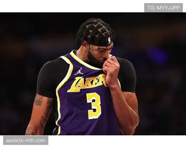 戴维斯边路站位表现稳健,防守覆盖与进攻支援持续提升 戴维斯边路站位表现稳健,防守覆盖与进攻支援持续提升