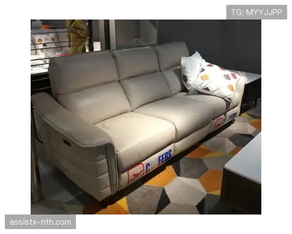 掌敏洁晒家居照也太奢了吧，茶几上的账单像我一年工资